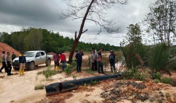 Lurah Tembeling Waliyar Rachman saat memfasilitasi pencemaran lahan warga oleh perusahaan PT.GML di Tembeling Kabupaten Bintan Lurah Tembeling Waliyar Rachman saat memfasilitasi pencemaran lahan warga oleh perusahaan PT.GML di Tembeling Kabupaten Bintan. (Foto: Hasura/Warga Tembeling)