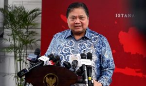 Menko Perekonomian Airlangga Hartarto memberikan keterangan pers usai menghadiri rapat di Kompleks Istana Kepresidenan Jakarta, Selasa (27/02/2024). (Foto: Humas Setkab/Agung)