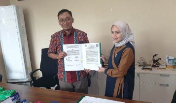 Penandatanganan MoU layanan berobat gratis masyarakat Bintan yang dilakukan Direktur RSUD Bintan dr.Bambang dengan Direktur 4 RSUD di RSUD Bintan Penandatanganan MoU layanan berobat gratis masyarakat Bintan yang dilakukan Direktur RSUD Bintan dr.Bambang dengan Direktur 4 RSUD, di RSUD Bintan Selasa (06/02/2024). (Foto: Diskominfo Bintan)
