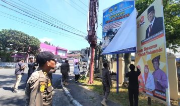 Penertiban APK oleh Bawaslu Tanjungpinang bersama stakeholder terkait Penertiban APK oleh Bawaslu Tanjungpinang bersama stakeholder terkait. (Foto: Roland/Presmedia.id)