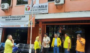 Pengurus Golkar usai menyerahkan bukti dugaan kecurangan dan penggelembungan suara Pemilu di Tanjungpinang ke Bawaslu. (Foto: Roland/Presmedia)