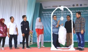 Penimbangan sampah hasil gotong royong di Bank Sampah Desa Sebong Lagoi.