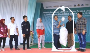 Penimbangan sampah hasil gotong royong di Bank Sampah Desa Sebong Lagoi.