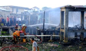 Petugas Damkar Tanjungpinang saat memadamkan api yang melalap sebuah rumah kayu di Pantai Impian. (Foto: Damkar Tanjungpinang)
