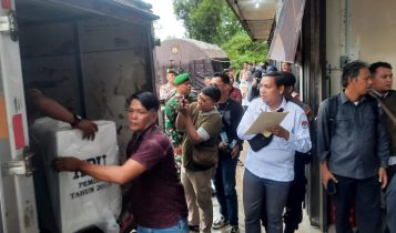Petugas KPU Tanjungpinang saat melakukan pendistribusian logistik surat suara Petugas KPU Tanjungpinang saat melakukan pendistribusian logistik surat suara. (Foto: Roland /Presmedia.id)