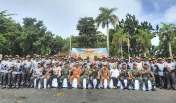 Pj.Walikota Tanjungpinang Mengukuhkan ribuan Satuan Pengamanan Masyarakat Satlinmas untuk melakukan pengamanan TPS pada Pemilu 2024 di kota Tanjungpinang Pj.Walikota Tanjungpinang, Mengukuhkan ribuan Satuan Pengamanan Masyarakat (Satlinmas) untuk melakukan pengamanan TPS pada Pemilu 2024 di kota Tanjungpinang. (Foto: Roland /Presmedia.id)