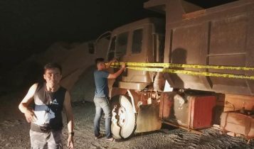 Polisi melakukan Police Lne lori Dum Truck yang menimpa korban Geek Djoe setelah melakuka olah TKP di Batu Licin.