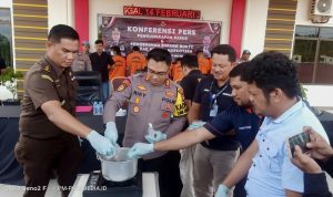 Polres Bintan melakukan pemusnahan narkotika jenis sabu hasil pengungkapan dalam satu bulan di Mako Polres Bintan.