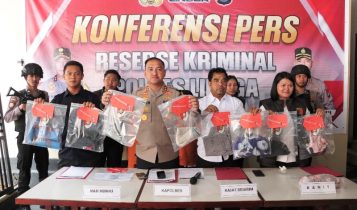 Polres Lingga mengamankan seorang pria paruh baya inisial L (38) karena memeras seorang wanita korban-nya berinisial M dengan ancam menyebarkan video pornografi. (Foto: Humas Polres Lingga)