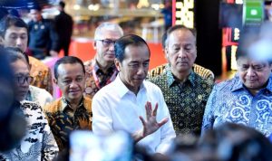 Presiden Jokowi memberikan keterangan pers usai membuka pameran otomotif IIMS 2024, di JI-Expo Kemayoran, Jakarta, Kamis (15/02/2024). (Foto: Humas Setkab/Jay)