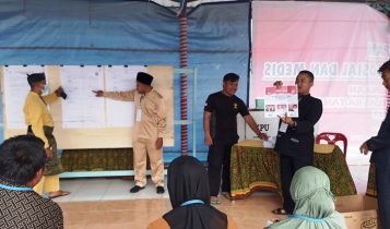 Proses penghitungan surat suara Capres Cawapres RI di TPS Khusus 903 Lapas Umum Kelas IIA Tanjungpinang Proses penghitungan surat suara Capres-Cawapres RI di TPS Khusus 903 Lapas Umum Kelas IIA Tanjungpinang. (Foto: Hasura/Presmedia.id)