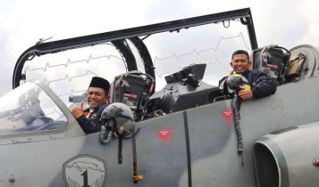 Sambut kedatangan 3 pesawat Tempur TNI AU Gubernur Kepri Ansar Ahmad menjajal kokpit salah satu pesawat tempur Hawk 100200 di Bandara RHF Tanjungpinang Sambut kedatangan 3 pesawat Tempur TNI-AU, Gubernur Kepri Ansar Ahmad menjajal kokpit salah satu pesawat tempur Hawk 100200 di Bandara RHF Tanjungpinang Jumat (1622024).