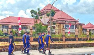 Sejumlah Pelajar saat berjalan melewati Kantor DPRD Bintan di Bandar Seri Bentan Bintan Buyu, Kecamatan Teluk Bintan.