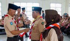 Sekretaris Daerah Provinsi Kepri Adi Prihantara melantik kelengkapan Kwartir Daerah dan membuka kegiatan Kursus Pembina Pramuka Mahir Tingkat Dasar (KMD) Tahun 2024 di Aula Kwartir Daerah Gerakan Pramuka Kepulauan Riau, Tanjungpinang, Sabtu (17/02/2024).