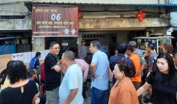 Situasi di TPS 006 lorong Gambir Belakang Vihara dilakukan dengan penjagaan ketat oleh Polisi dan TNI Situasi di TPS 006 lorong Gambir Belakang Vihara, dilakukan dengan penjagaan ketat oleh Polisi dan TNI. (Foto: Roland/ Presmedia.id)