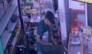 Tangkapan layar rekaman CCTV maling di minimarket Kayla. (Foto: Roland/Presmedia.id)