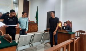Tiga terdakwa usai menjalani persidangan di PN Tanjungpinang. (Foto: Roland/Presmedia.id)