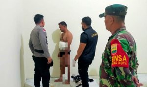 Anggota Polisi dan petugas BC Tanjungpinang serta anggota TNI-AD Babinsa Kijang kota saat mengamankan penumpang KM Bukit Raya inisial Fa sat membawa sabu yang dilacban didalam perutnya