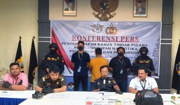 BC Tanjungpinang Kepolisian dan pelindo saat menggelar press rilis penangkapan Kurir Narkoba di Pelabuhan Sei kolak Kijang BC Tanjungpinang, Kepolisian dan pelindo saat menggelar press rilis penangkapan Kurir Narkoba di Pelabuhan Sei kolak Kijang. (Foto: Roland/Presmedia.id)