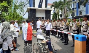 Belasan warga yang tergabung dalam Dewan Eksekutif Daerah (DED) Rampai Nusantara Kota Tanjungpinang menggelar aksi demo mempertanyakan kinerja Pj.Wako di kantor Walikota Tanjungpinang. (Foto: Roland/Presmedia.id)