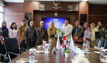 Bupati Bintan, Roby Kurniawan didampingi Sekda Kabupaten Bintan, Ronny Kartika, menyerahkan dokumen Laporan Keuangan Pemerintah Daerah (LKPD) Unaudited Tahun 2023 ke Badan Pemeriksa Keuangan (BPK) perwakilan Provinsi Kepri di9 Batam Jumat (1/3/2024).