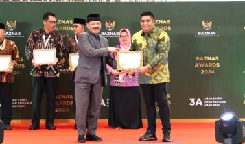 Bupati Bintan Roby Kurniawan menerima Anugerah BAZNAS Awards 2024 dari Ketua BAZNAS RI Prof. Dr. KH. Noor Achmad. (Foto: Diskominfo Bintan)