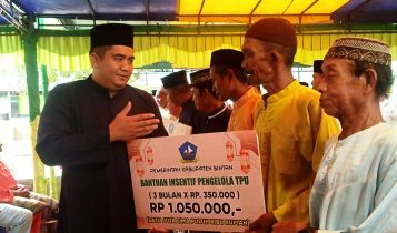 Bupati Bintan Roby Kurniawan menyerahkan dana insentif pengelola TPU Bupati Bintan Roby Kurniawan menyerahkan dana insentif pengelola TPU. (Foto: Hasura/Presmedia.id)