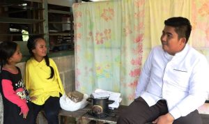 Bupati Bintan Roby Kurniawan sedang mendengarkan keluh kesah masyarakat. (Foto: Diskominfo Bintan)