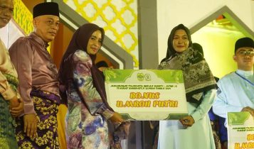 Bupati Lingga M.Nizar dan istri saat memberi hadiah bonus Umroh kepada pemenang MTQH tingkat Kabupaten Lingga di arena utama lapangan Merdeka desa Penuba kecamatan Selayar Lingga Bupati Lingga M.Nizar dan istri saat memberi hadiah bonus Umroh kepada pemenang MTQH tingkat Kabupaten Lingga di arena utama lapangan Merdeka desa Penuba kecamatan Selayar-Lingga Kamis (7/3/2024) malam.