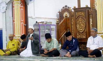 Bupati Lingga M.Nizar saat mendengar tausiyah yang disampaikan oleh Ustadz Thamrin Ar rayan dalam safari Ramadhan di Masjid As Syuhada Dusun Laboh Desa Marok Kecil Kecamatan Singkep Selatan Lingga Bupati Lingga M.Nizar saat mendengar tausiyah yang disampaikan oleh Ustadz Thamrin Ar rayan dalam safari Ramadhan di Masjid As Syuhada Dusun Laboh, Desa Marok Kecil, Kecamatan Singkep Selatan Lingga. (Foto: Diskominfo Lingga)