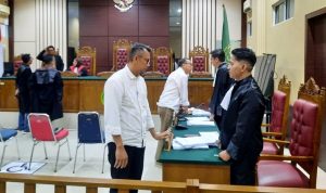Dua terdakwa meninggalkan kursi persakitan usai dituntut JPU. (Foto: Roland/Presmedia.id)