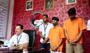 Dua warga Kijang yang ditangkap polisi akibat mengedarkan narkotika jenis sabu. (Foto: Satresnarkoba Polres Bintan)