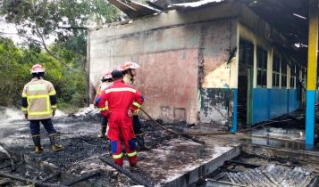 Gedung sekolah SDN 13 di Air Salak Kecamatan Singkep Kabupaten Lingga terbakar Selasa 2632024 siang Gedung sekolah SDN 13 di Air Salak, Kecamatan Singkep, Kabupaten Lingga terbakar, Selasa (26/3/2024) siang. (Foto: Aulia/Presmedia.id)