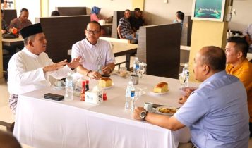 Gubernur Ansar dalam pertemuan bersama Kepala Kantor Wilayah Kakanwil BPJS Ketenagakerjaan Sumbar Riau Kepri Eko Yuyulianda di Kedai Kopi Batu 10 Kota Tanjungpinang Gubernur Ansar dalam pertemuan bersama Kepala Kantor Wilayah (Kakanwil) BPJS Ketenagakerjaan Sumbar Riau Kepri, Eko Yuyulianda di Kedai Kopi Batu 10, Kota Tanjungpinang, Jumat (1/3/2024).