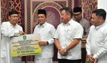 Gubernur Kepri Ansar Ahmad buka puasa bersama dengan masyarakat di Masjid Darul Hijrah Kelurahan Batu Selicin Lubuk Baja Batam shalat isya dan tarawih di masjid At Rahman Gubernur Kepri Ansar Ahmad, buka puasa bersama dengan masyarakat di Masjid Darul Hijrah Kelurahan Batu Selicin Lubuk Baja Batam, shalat isya dan tarawih di masjid At-Rahman Perumahan Kintamani dan Royal Grande, Batam Centre kota Batam Senin (18/3/2024).