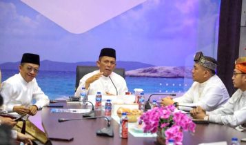 Gubernur Kepri Ansar Ahmad dan Kepala BPS Kepri Darwis Sitorus saat melakukan rilis pertumbuhan ekonomi dan inflasi Kepri di Ruang Rapat BPS Kepri Tanjungpinang Gubernur Kepri Ansar Ahmad dan Kepala BPS-Kepri Darwis Sitorus saat melakukan rilis pertumbuhan ekonomi dan inflasi Kepri di Ruang Rapat BPS Kepri, Tanjungpinang, Jumat (01/03/2024). (Foto: Diskominfo Kepri)