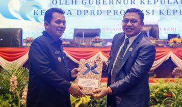 Gubernur provinsi Kepri H.Ansar Ahmad menyampaikan Laporan Keterangan Pertanggungjawaban LKPJ Kepala Daerah terhadap penggunaan APBD 2023 ke DPRD Provinsi Kepri Gubernur provinsi Kepri H.Ansar Ahmad, menyampaikan Laporan Keterangan Pertanggungjawaban (LKPJ) Kepala Daerah terhadap penggunaan APBD 2023 ke DPRD Provinsi Kepri. (Foto: Diskominfo Kepri)