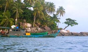 Kapal pengebom ikan asal Kalimantan yang beraktivitas di Perairan Desa Pengikik, Kecamatan Tambelan. (Foto: Warga Desa Pengikik)