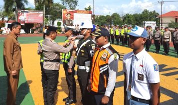 Kapolresta Tanjungpinang Kombes Pol Heribertus saat memasangkan PIN kepada personil dan duta keselamatan berkendaraan sebagai tanda dimulainya Operasi Keselamatan Selgi 2024 di Tanjungpinang Kapolresta Tanjungpinang Kombes Pol Heribertus saat memasangkan PIN kepada personil dan duta keselamatan berkendaraan, sebagai tanda dimulainya Operasi Keselamatan Selgi 2024 di Tanjungpinang, Sabtu (2/3/2024) (Roland/Presmedi.id)Â