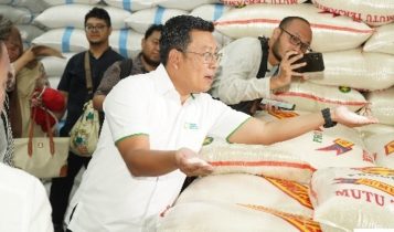 Kepala Badan Pangan Nasional Arif Prasetyo Adi ketika memantau langsung pasokan dan harga beras di pasar Foto badanpangan.go .id Kepala Badan Pangan Nasional Arif Prasetyo Adi ketika memantau langsung pasokan dan harga beras di pasar- Foto badanpangan.go.id