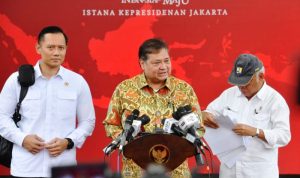 Menko Perekonomian Airlangga Hartarto, Menteri ATR/Kepala BPN Agus Harimurti Yudhoyono, dan Menteri PUPR Basuki Hadimuljono saat memberikan keterangan pers, Senin (18/03/2024), di Jakarta. (Foto: Humas Setkab/Jay)