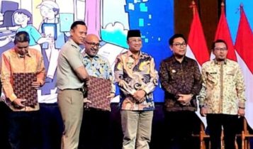 Menteri ATR/BPN Agus Hari Murti Yudoyono (AHY) saat menyerahkan Penghargaan kepada Gubenur Kepri, yang saat itu diwakili Asisten II Pemprov Kepri Lukizaiman Prawira, pada Rapat Kerja Nasional (Rakernas) Kementerian ATR/BPN Tahun 2024 yang diselenggarakan di Hotel Shangri-La, Jakarta, Kamis (07/03/2024). (Foto: Diskominfo Kepri)