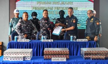 Pangkalan TNI Angkatan Laut (Lanal) Tanjung Balai Karimun (TBK) saat menggelar pers rilis pengamanan penyelundupan 45 kotak rokok ilegal di Tanjung Balai Karimun, Provinsi Kepulauan Riau. (Foto: tni.mil.id)