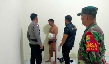 Pelaku tanpa baju dan barang berisi sabu masih melekat di badannya di Ruang Pelabuhan Sri Bayintan Kijang Kota Kecamatan Bintan Timur Pelaku tanpa baju dan barang berisi sabu masih melekat di badannya di Ruang Pelabuhan Sri Bayintan Kijang Kota Kecamatan Bintan Timur. (Foto: Posal Kecamatan Bintan Timur)