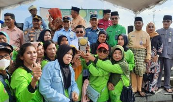 Penjabat Walikota Hasan Sos, bersama Setdako Zulhidayat dan kepala OPD lainya, bersama petugas kebersihan saat mengarak piala Adipura kota Tanjungpinang. (Foto: Roland/Presmedia.id)