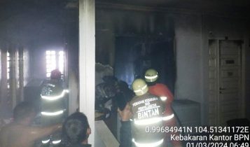 Petugas UPT Damkar Toapaya sedang berupaya memadamkan api yang membakar ruangan sketsa Kantor ATRBPR Bintan di Ceruk Ijuk Petugas UPT Damkar Toapaya sedang berupaya memadamkan api yang membakar ruangan sketsa Kantor ATR/BPR Bintan di Ceruk Ijuk. (Foto: UPT Damkar Toapaya)