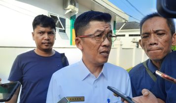 Pj.Walikota Tanjungpinang Hasan Sos saat di konfrimasi wartawan megaku belum dapat surat panggilan dari Polres Bintan Pj.Walikota Tanjungpinang Hasan Sos, saat di konfrimasi wartawan megaku belum dapat surat panggilan dari Polres Bintan (Foto:Roland/presmedia.id)