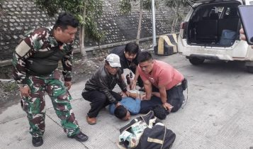 Prajurit TNI Angkatan Laut bersama anggota KSKP Kepolisian Personel Pengamanan Obyek Vital Pam Obvit BKO mengamankan tiga terduga pelaku narkoba berama barang bukti sabu 70 kilo gram Prajurit TNI Angkatan Laut bersama anggota KSKP Kepolisian, Personel Pengamanan Obyek Vital (Pam Obvit) BKO, mengamankan tiga terduga pelaku narkoba, berama barang bukti sabu 70 kilo gram di area Seaport Interdiction Kecamatan Bakauheni Kabupaten Lampung Selatan Lampung.