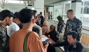 Rapat Pleno KPU Tanjungpinang Tertutup sejumlah Jurnalis tidak diperbolehkan meliput walau sudah misi registrasi nama nama dan asal media di meja registrasi Pleno di hotel CK Tanjungpinang Sejumlah Jurnalis tidak diperbolehkan masuk walau sudah misi registrasi nama nama dan asal media di meja registrasi Pleno Rekapitulasi perolehan suara Pemilu 2024 di hotel CK Tanjungpinang, Sabtu (2/3/2024), (Roland/Presmedia)Â