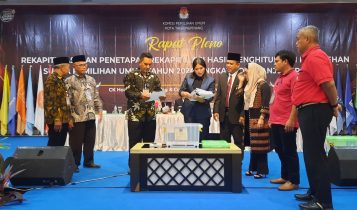 Rapat Pleno rekapitulasi perolehan suara Pemilu yang dilakukan KPU Kota Tanjungpinang Rapat Pleno rekapitulasi perolehan suara Pemilu yang dilakukan KPU Kota Tanjungpinang